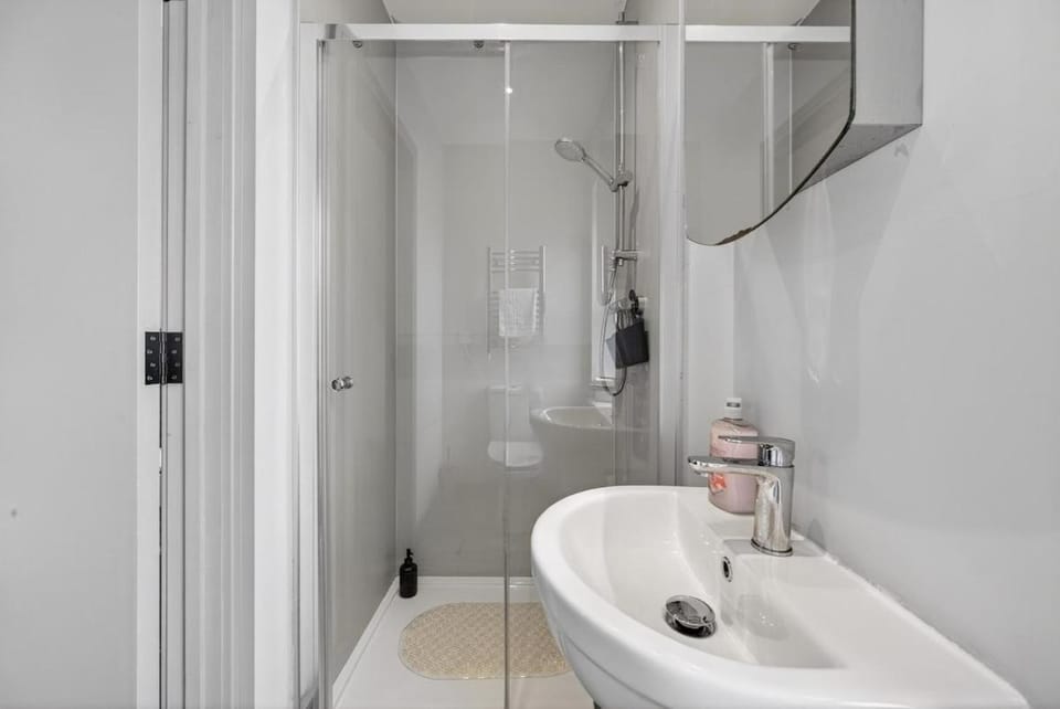 Modern City Centre 2BR Flat with Parking & High-Speed WiFi Apartment in Cardiff