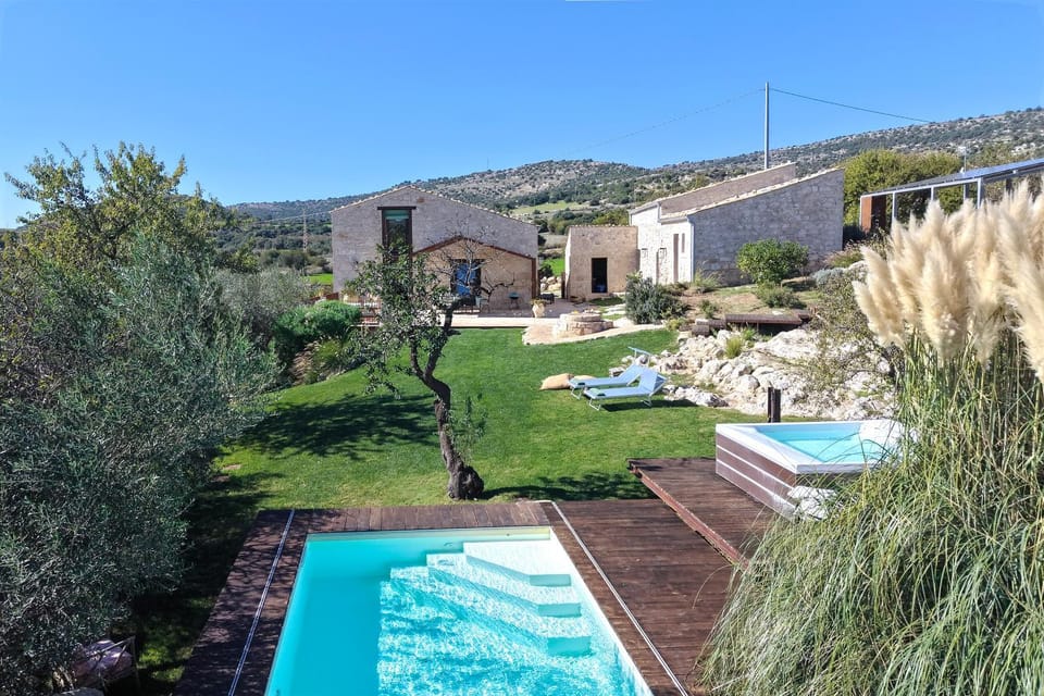 Property building, Spring, Day, Natural landscape, Garden, Garden, Hot Tub, Garden view, Mountain view, Pool view, Swimming pool, sunbed