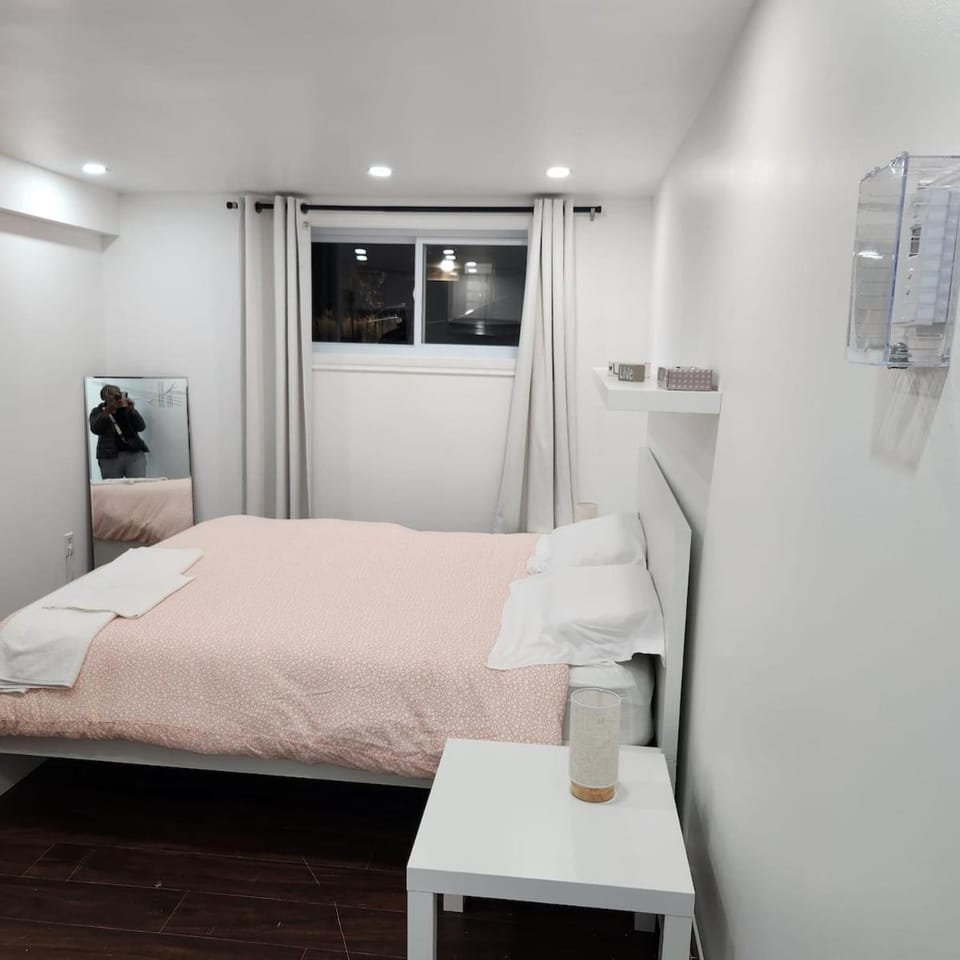 Cute and Cozy Studio with Private Parking Apartment in Laval