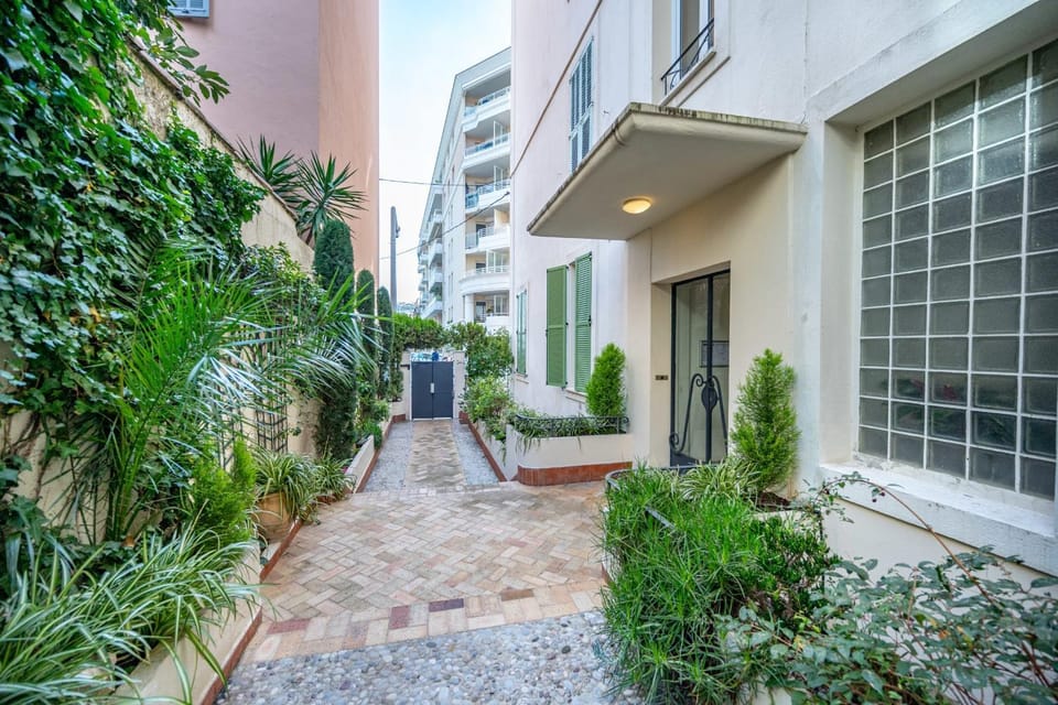Spacious and Bright Near Train Station and Palais des Festivals - BENAKEY Apartment in Cannes