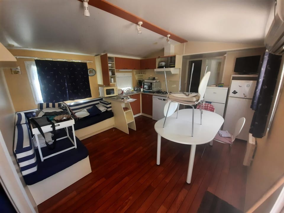 TV and multimedia, Kitchen or kitchenette, Living room, Seating area, Dining area, oven, stove