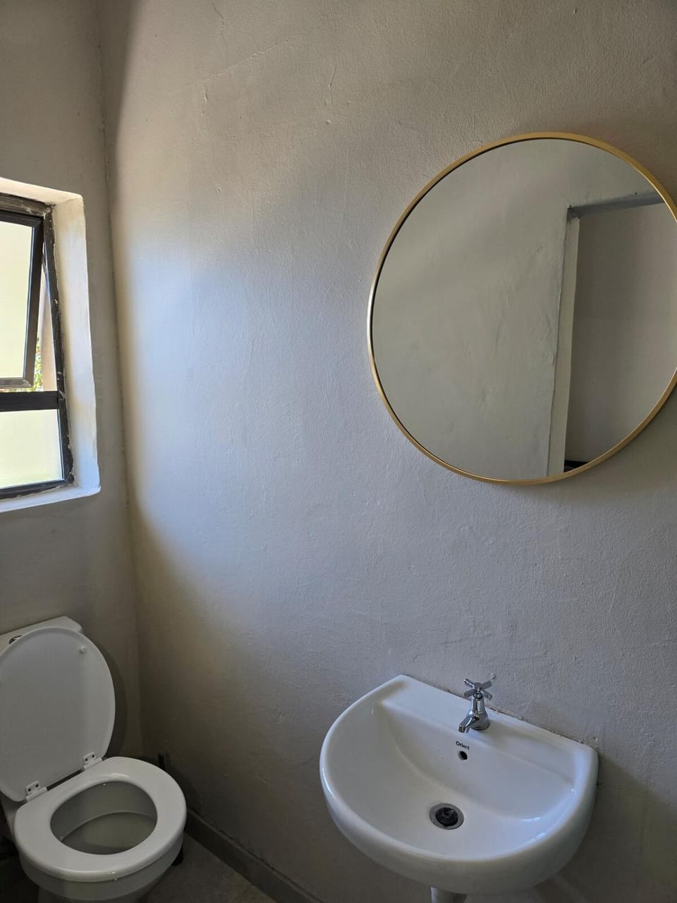 Honeywood Stays "Airport quick stop" Walking distance, Budget friendly, Fast Wi-Fi Speed 250mb, Private Braai Area, Secure Parking Apartment in South Africa