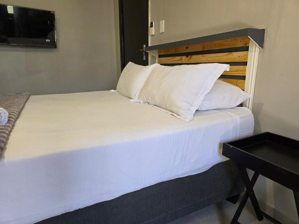 Honeywood Stays "Airport quick stop" Walking distance, Budget friendly, Fast Wi-Fi Speed 250mb, Private Braai Area, Secure Parking Apartment in South Africa