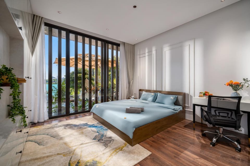 Bedroom, River view