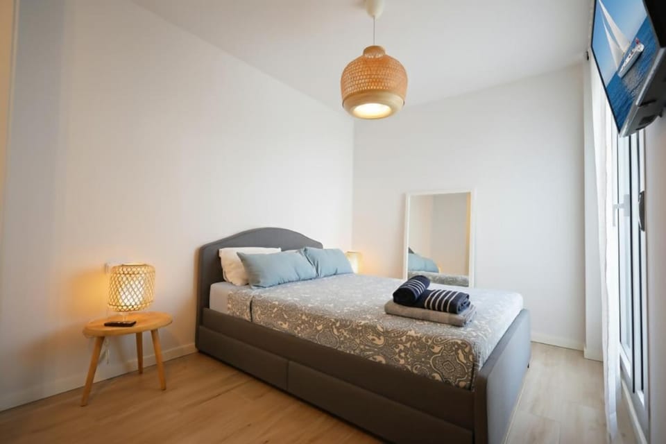 Bed, TV and multimedia, Photo of the whole room, Bedroom