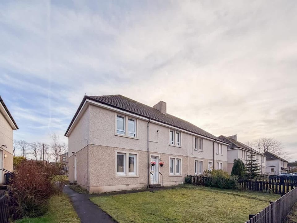 The Wishy - 2 Bedroom Flat in Newmains Apartment in Scotland