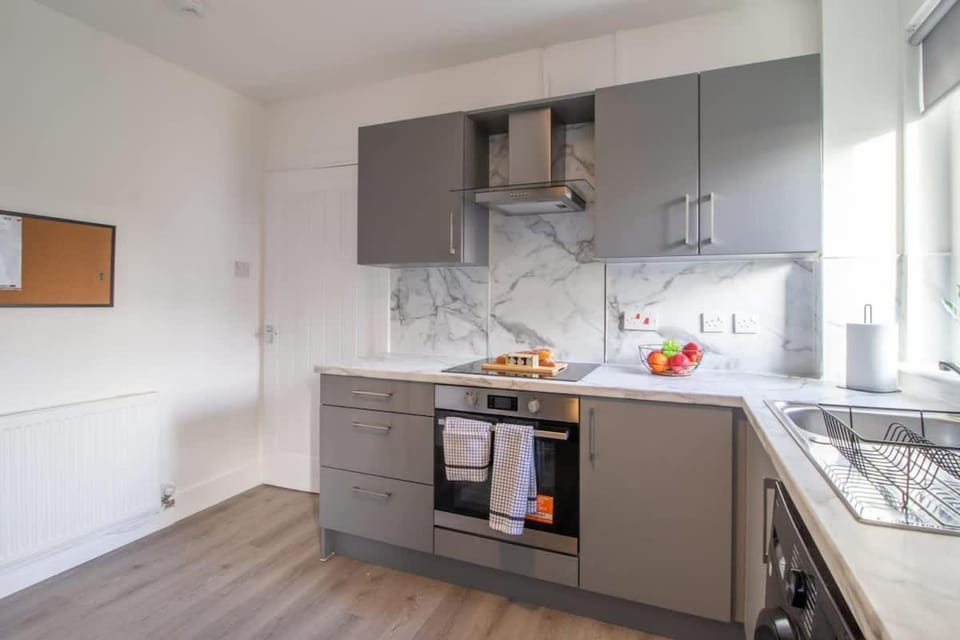 The Wishy - 2 Bedroom Flat in Newmains Apartment in Scotland