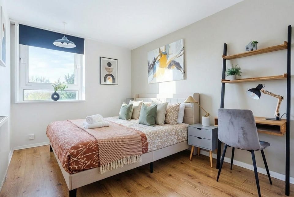 Central 2BR • Thames & Shard Views • Zone 1 SE1 Apartment in London Borough of Southwark
