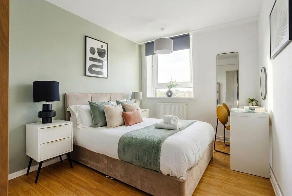 Central 2BR • Thames & Shard Views • Zone 1 SE1 Apartment in London Borough of Southwark