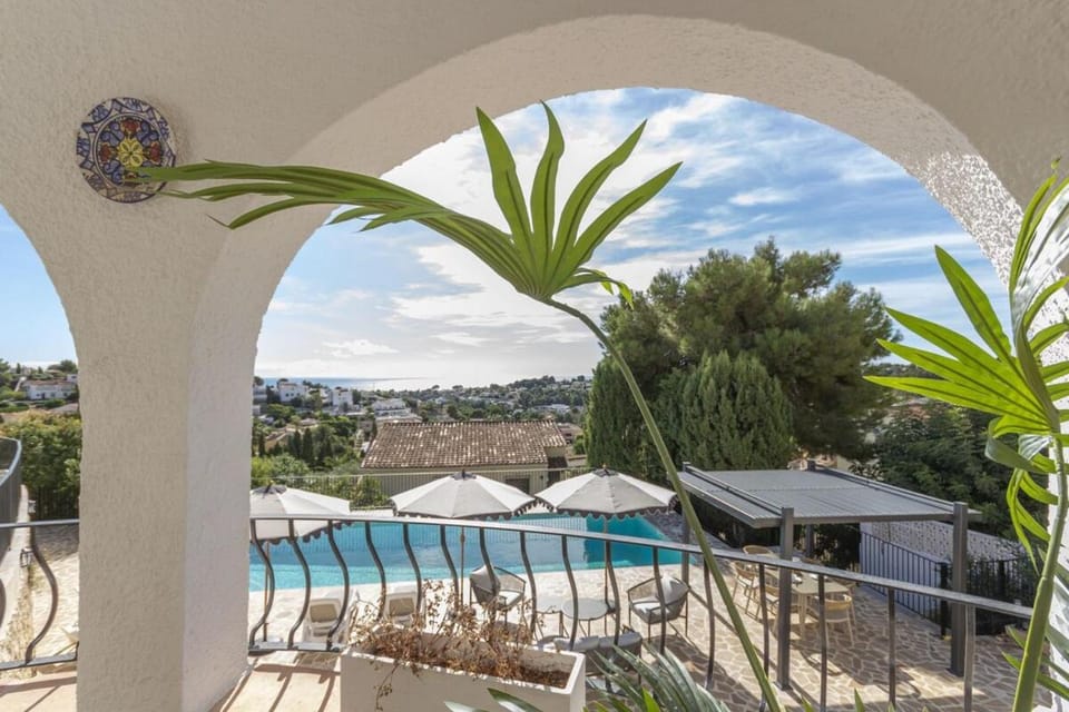 Patio, Day, Balcony/Terrace, Swimming pool, sunbed