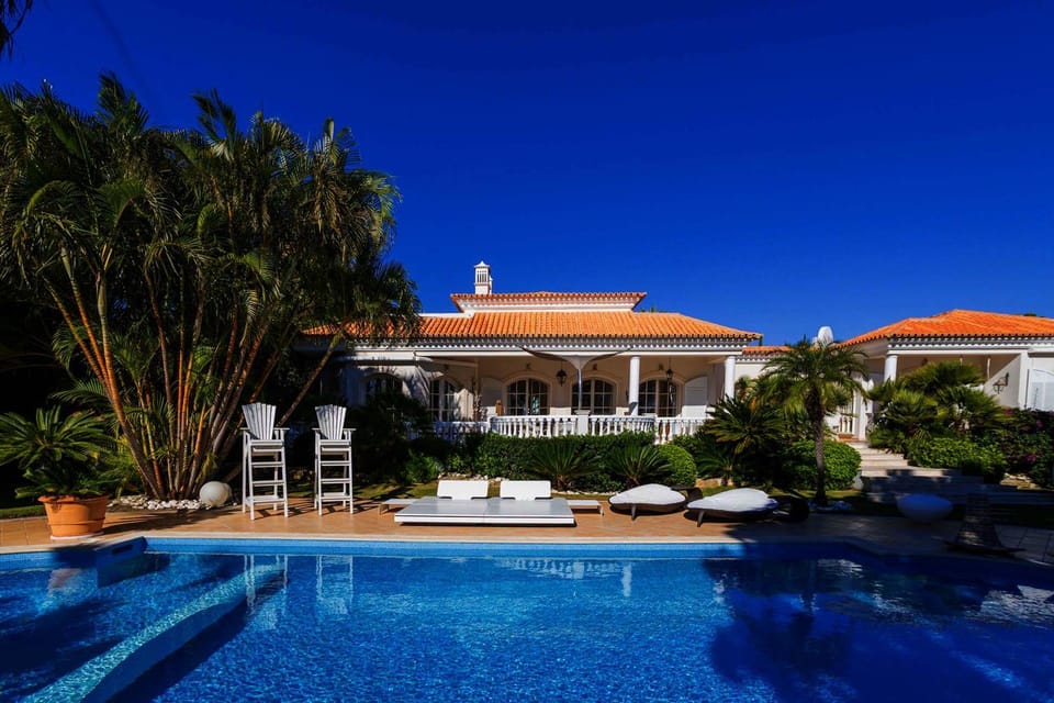 Property building, Day, Garden, Garden view, Pool view, Swimming pool, sunbed