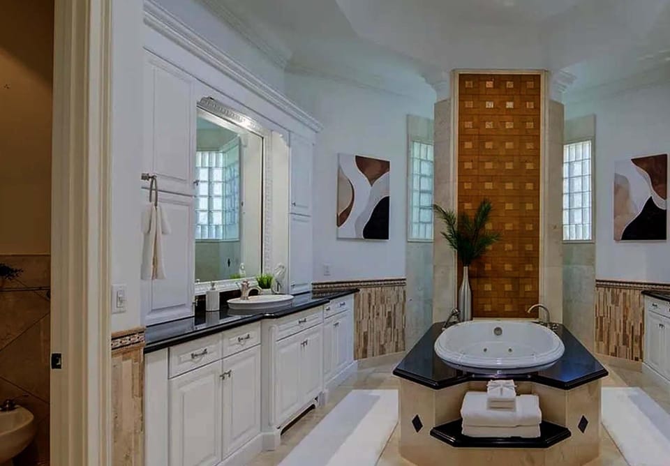 Bathroom, Photo of the whole room, towels