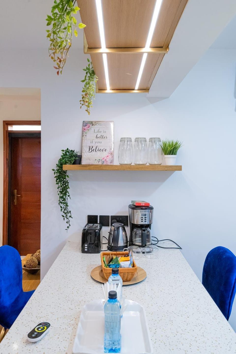 Coffee/tea facilities, Kitchen or kitchenette, Food and drinks, Seating area, Dining area, Food, minibar