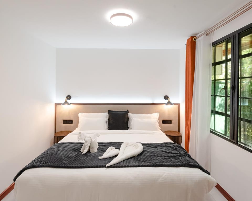 Bed, Photo of the whole room, Bedroom, towels, laundry