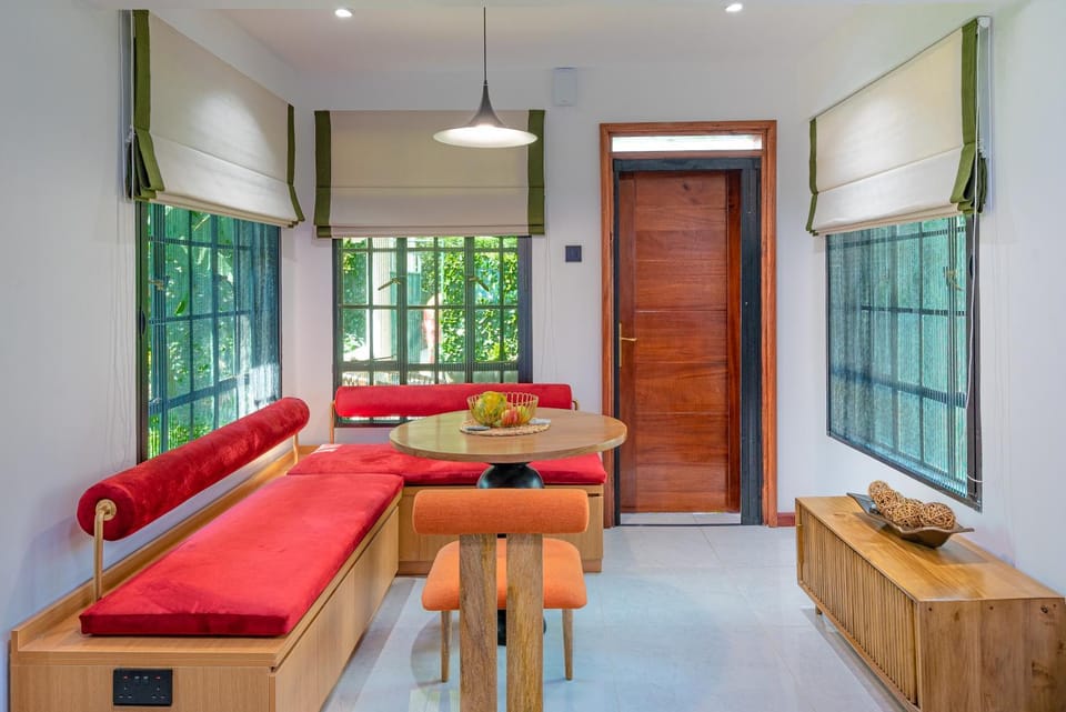 Facade/entrance, TV and multimedia, Living room, Food and drinks, Seating area, Dining area, storage