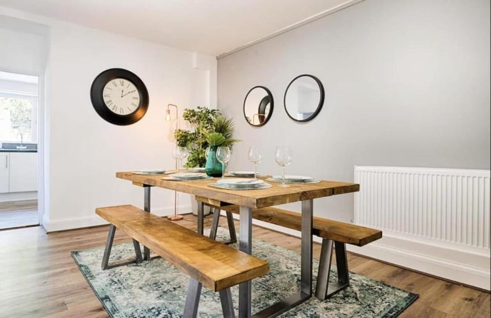 Modern 4 bed Home City and Beach Nearby in Swansea House in Swansea