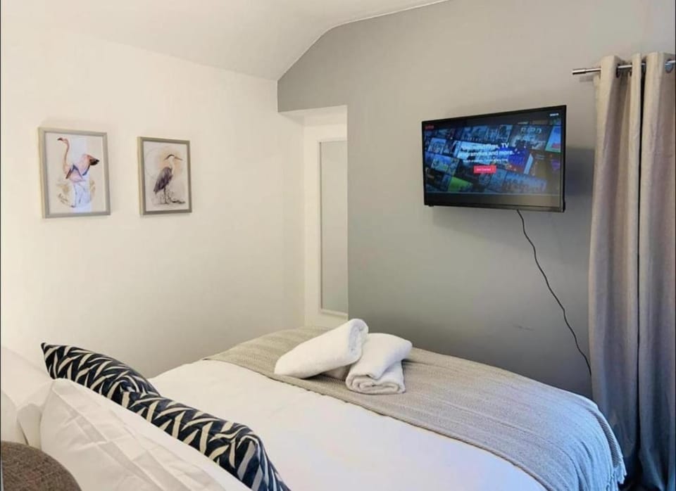 Modern 4 bed Home City and Beach Nearby in Swansea House in Swansea