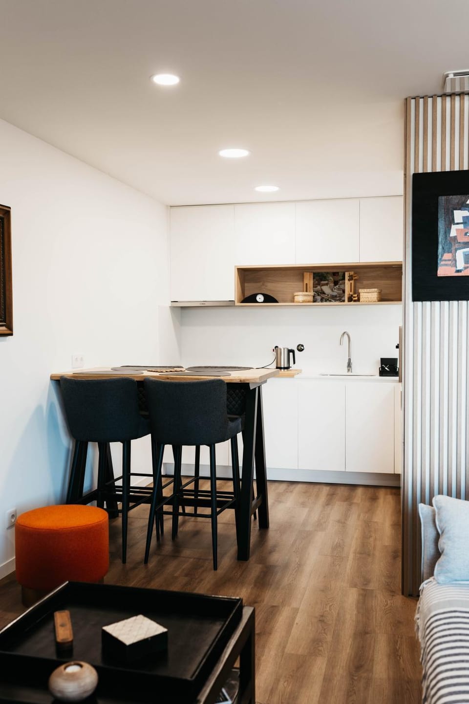 Kitchen or kitchenette, Living room, Seating area, Dining area, stove