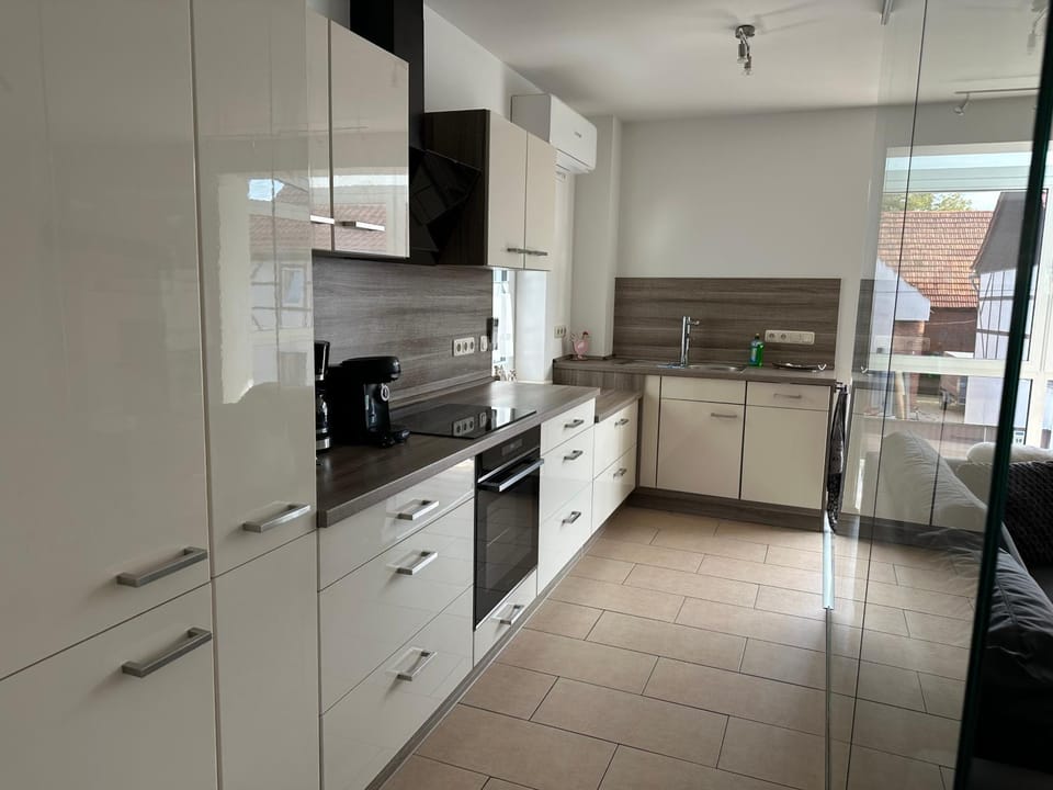 Coffee/tea facilities, Kitchen or kitchenette, dishwasher, oven, stove, toaster