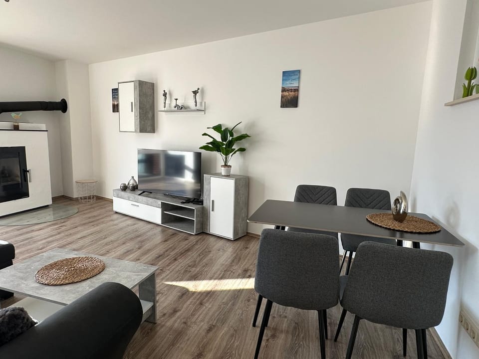 Communal lounge/ TV room, TV and multimedia, Kitchen or kitchenette, Living room, Seating area, Dining area, flat iron