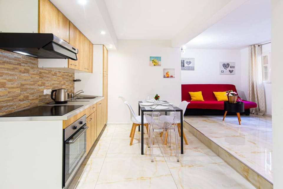 Coffee/tea facilities, Kitchen or kitchenette, Living room, Seating area, Dining area, oven, stove, toaster