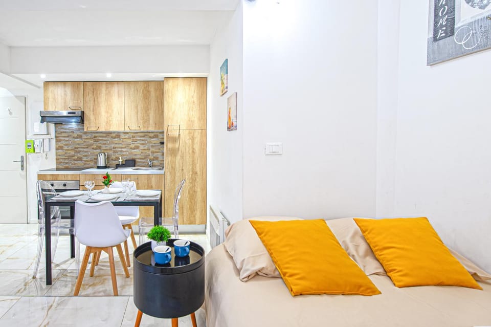 Kitchen or kitchenette, Living room, Seating area, Dining area, stove