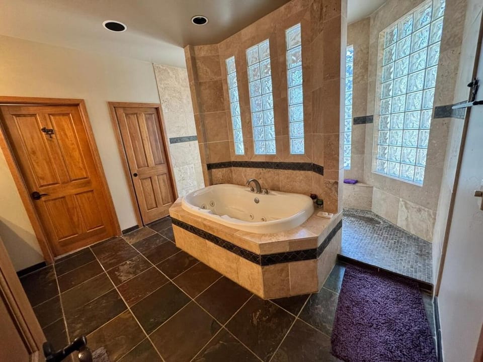 Torreon Getaway on the Greens with hot tub, 4 bedrooms, sleeps 10 House in Show Low
