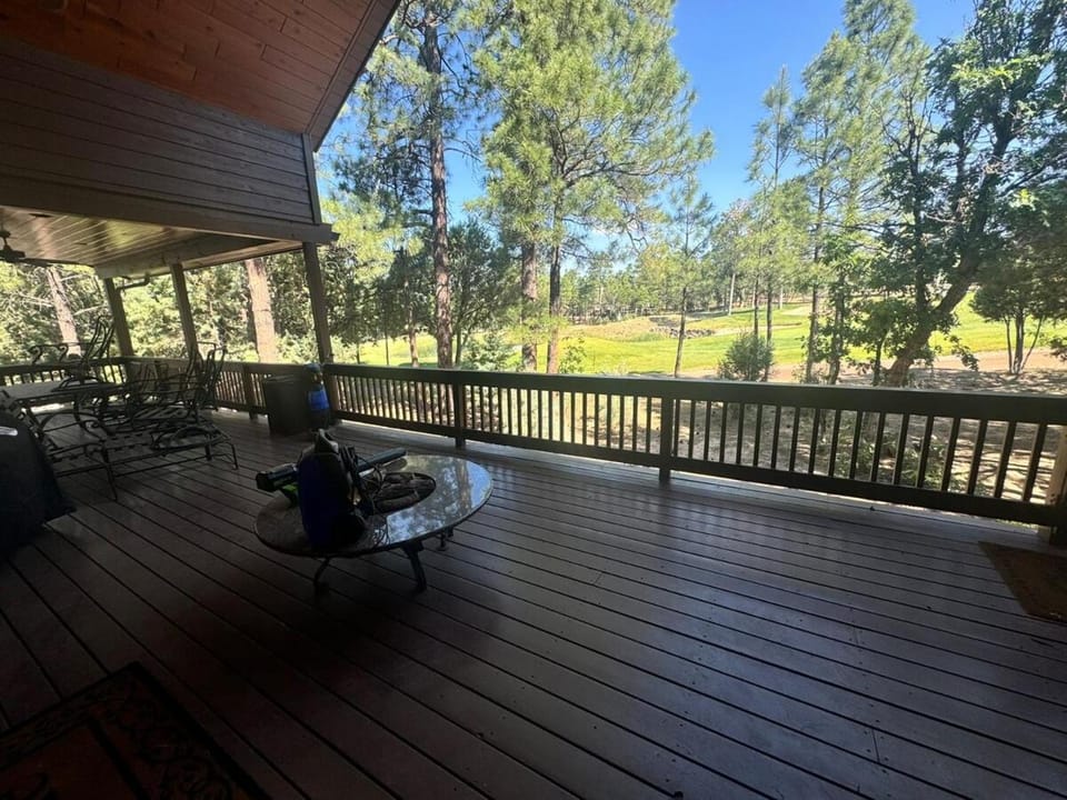Torreon Getaway on the Greens with hot tub, 4 bedrooms, sleeps 10 House in Show Low