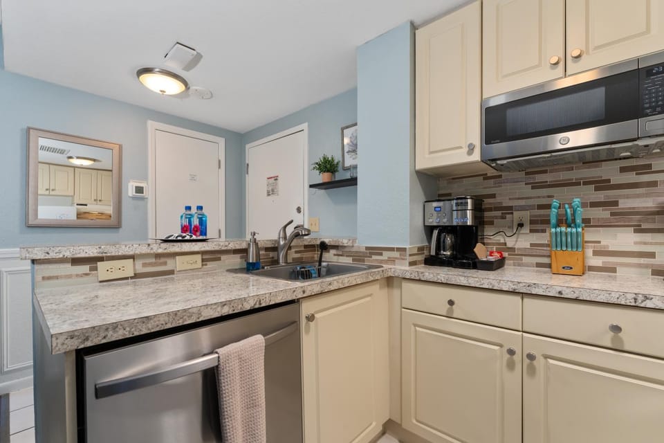 Coffee/tea facilities, Dining area, dishwasher, microwave, kitchen