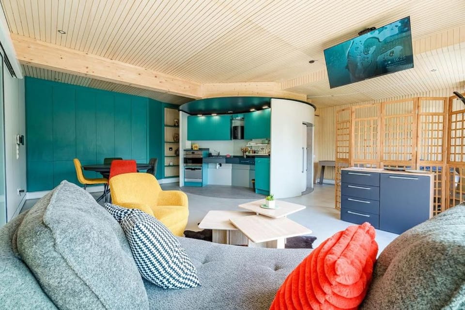 TV and multimedia, Kitchen or kitchenette, Living room, Dining area, oven