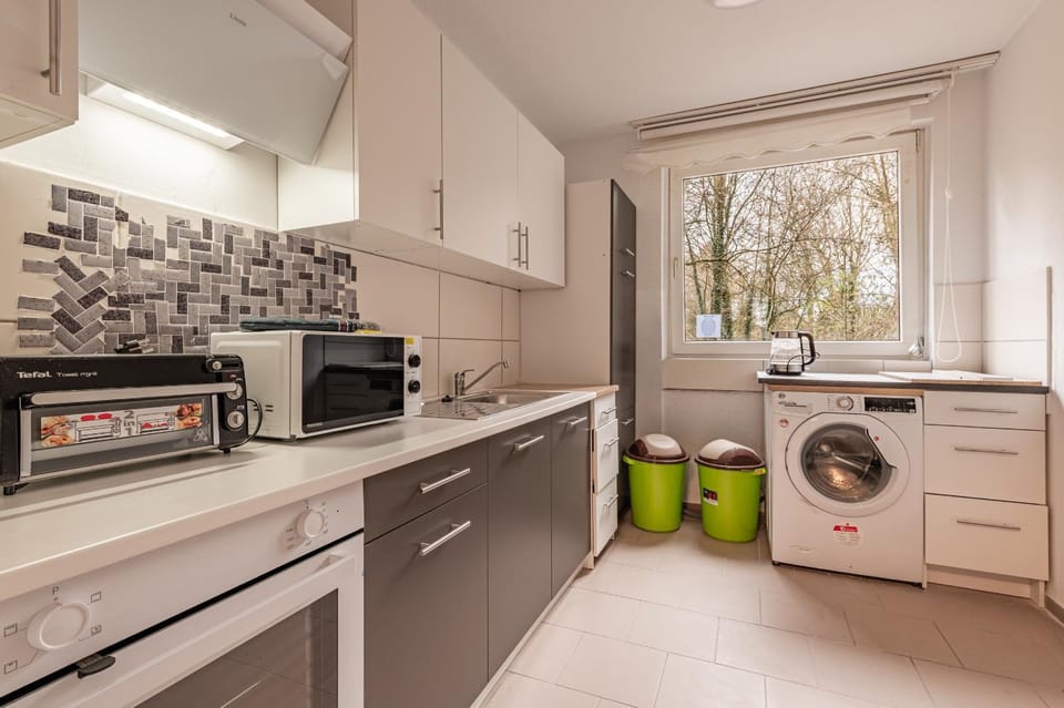 Kitchen or kitchenette, oven, toaster, washing machine