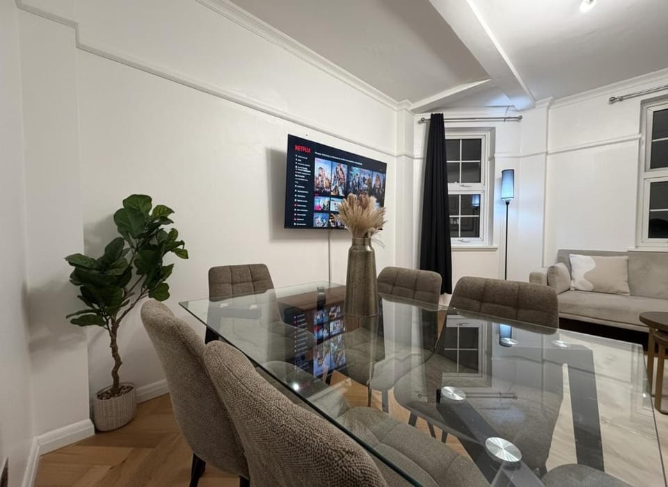 Communal lounge/ TV room, TV and multimedia, Seating area, Dining area, Evening entertainment