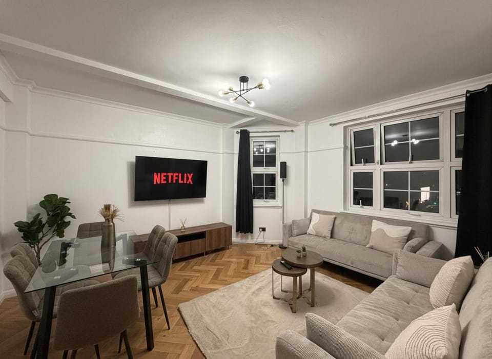 Communal lounge/ TV room, TV and multimedia, Living room, Seating area, Evening entertainment