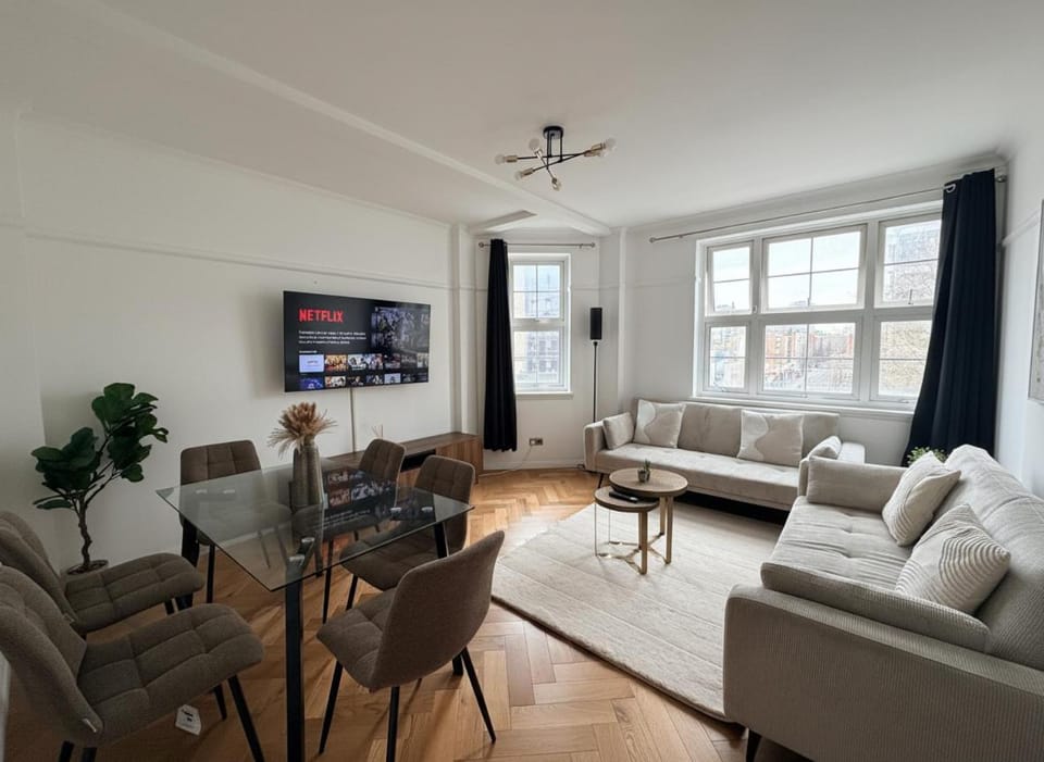 TV and multimedia, Living room, Seating area, Evening entertainment
