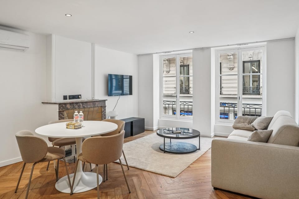 TV and multimedia, Living room, Seating area, Dining area, air conditioner