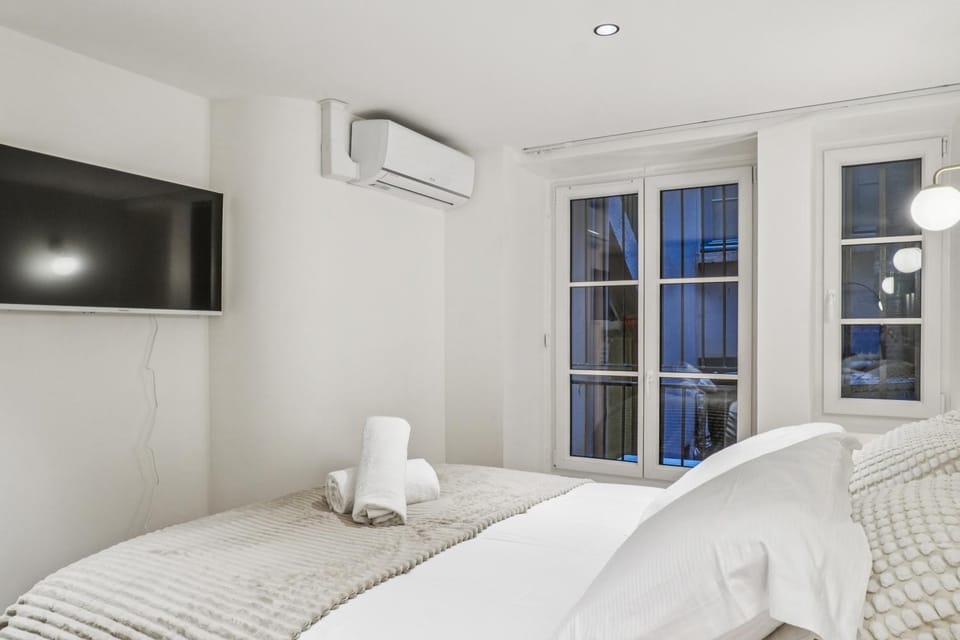 Bed, TV and multimedia, Photo of the whole room, Bedroom, towels, air conditioner