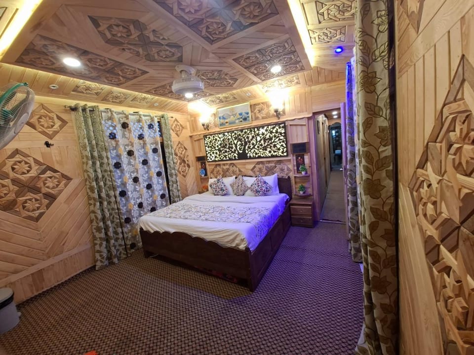 Houseboat Quebec Nature lodge in India
