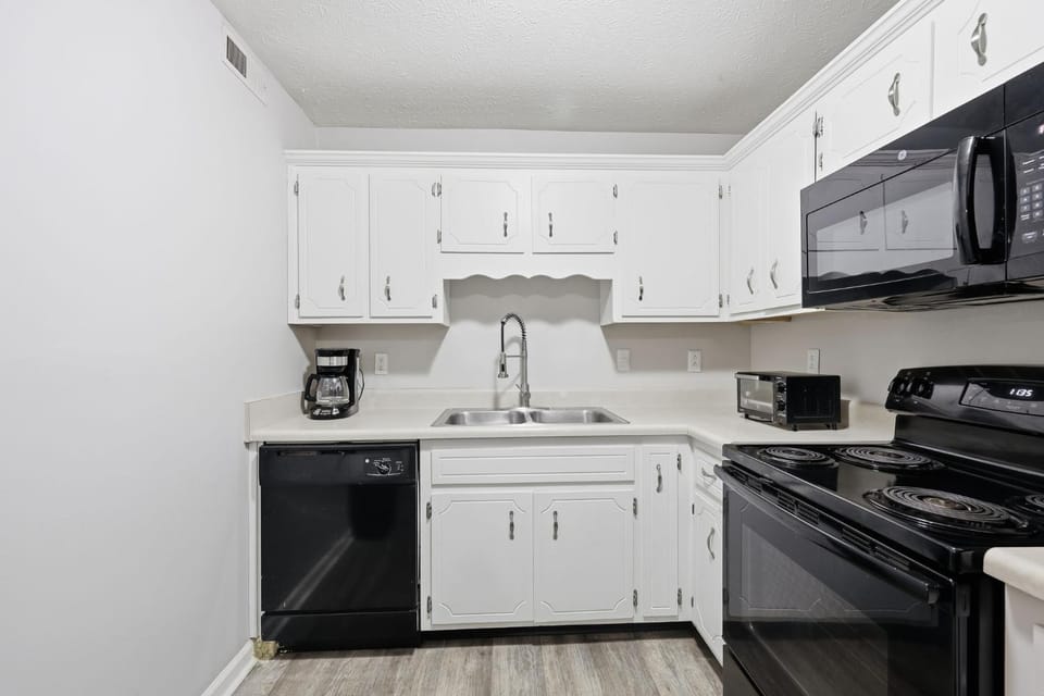 Trendy 2BR2BA Highland Park Escape Apartment in Clarksville