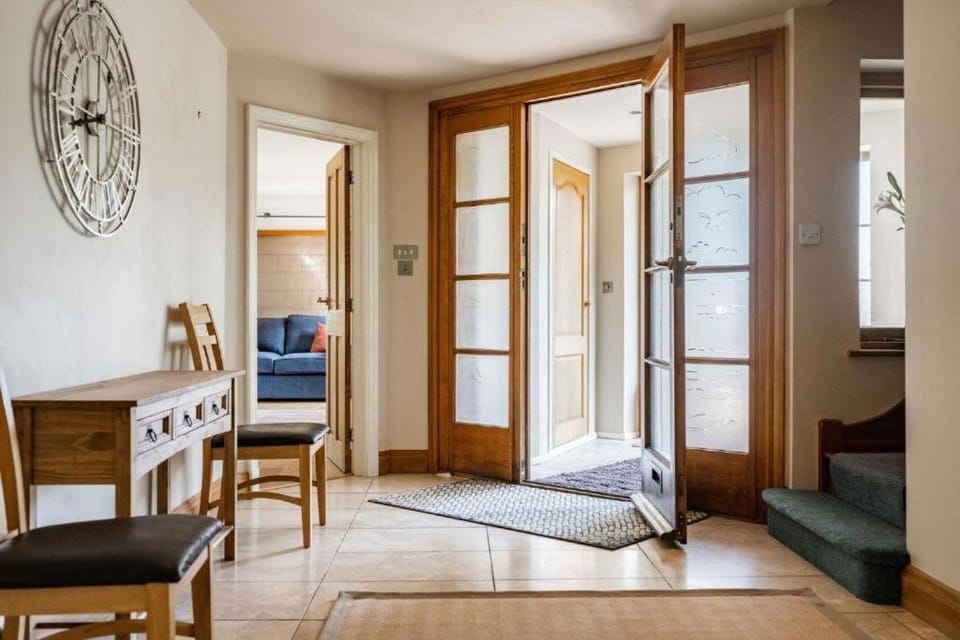 Photo of the whole room, Seating area