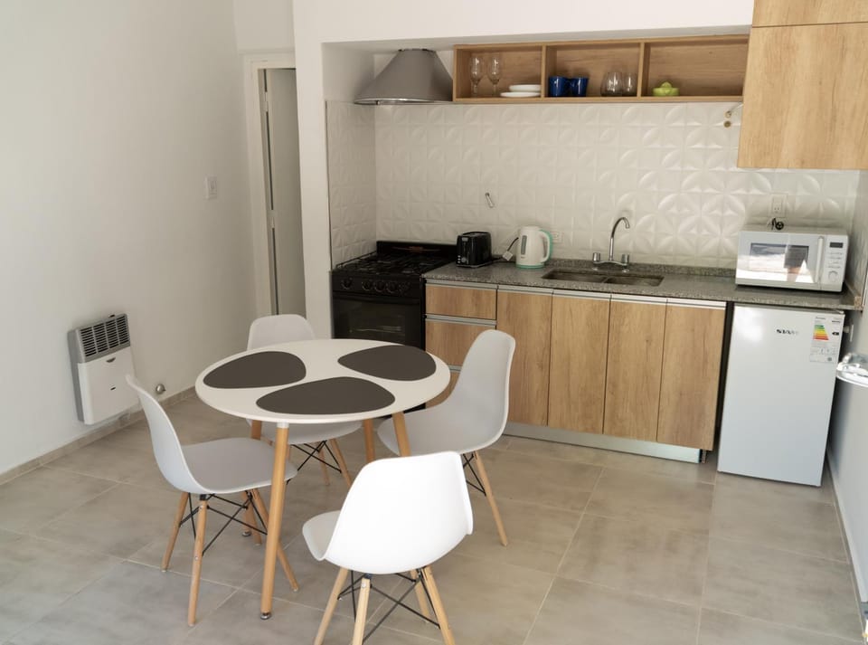 Coffee/tea facilities, Kitchen or kitchenette, Dining area, oven, pet friendly, stove, toaster