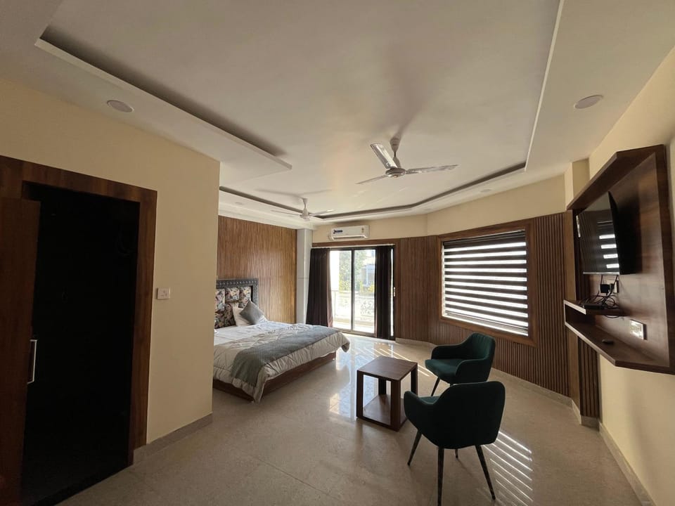 Photo of the whole room, Bedroom