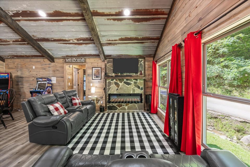 Rustic Retreat — Easy Access, Peaceful Setting, Close to Everything House in Sevier County