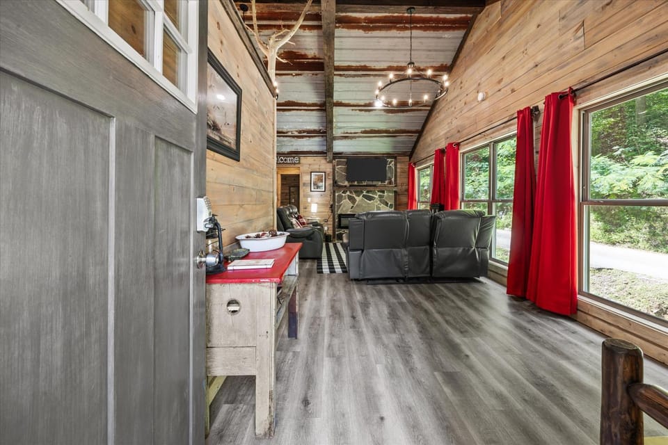 Rustic Retreat — Easy Access, Peaceful Setting, Close to Everything House in Sevier County