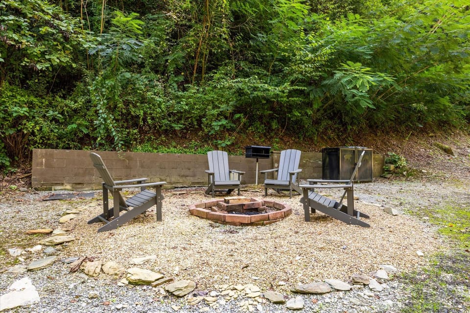 Rustic Retreat — Easy Access, Peaceful Setting, Close to Everything House in Sevier County
