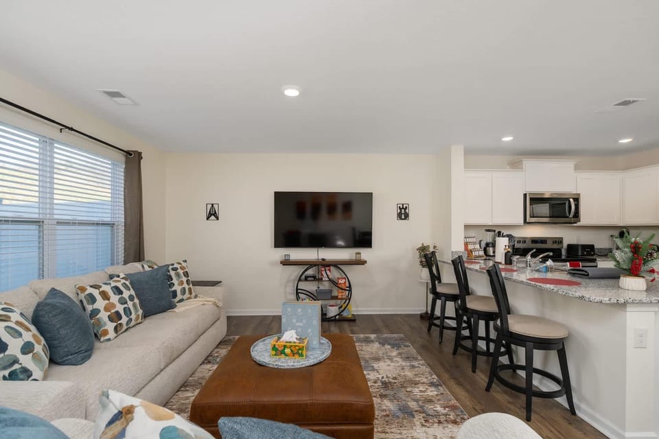 Kitchen or kitchenette, Seating area, Dining area