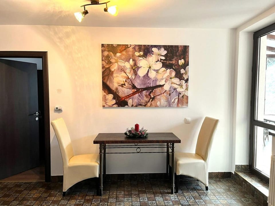 Balcony/Terrace, Living room, Decorative detail, Seating area, Dining area