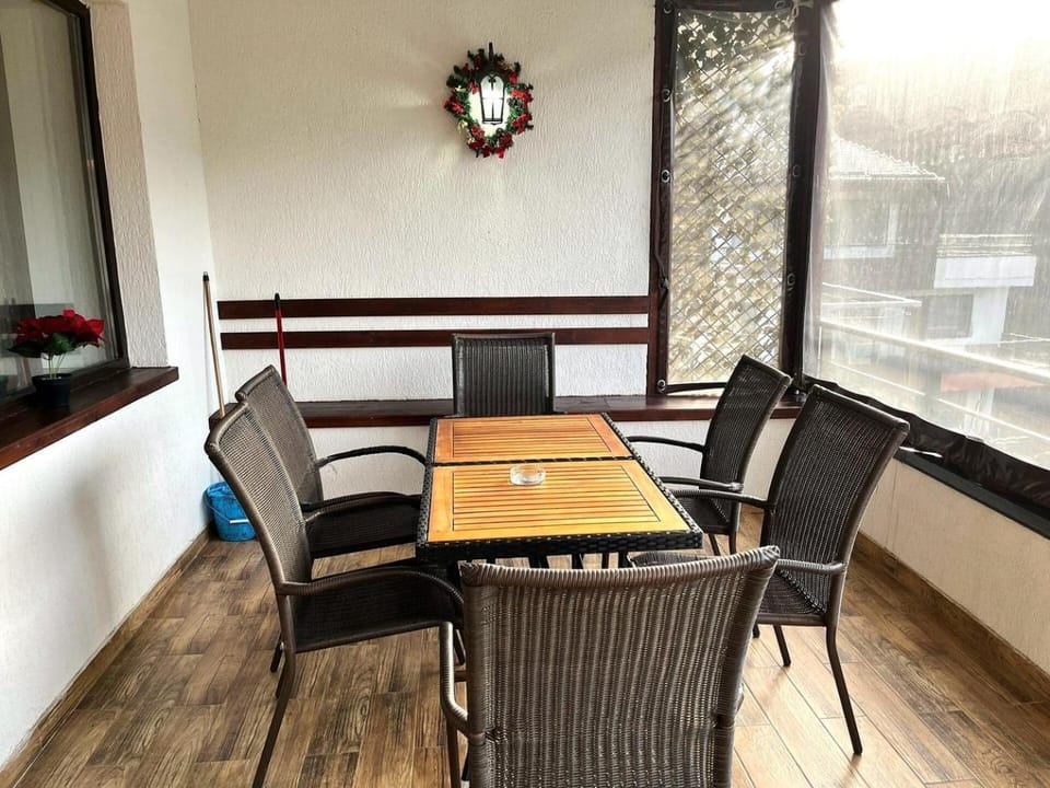 Patio, Balcony/Terrace, Balcony/Terrace, Seating area, Dining area, Mountain view, internet