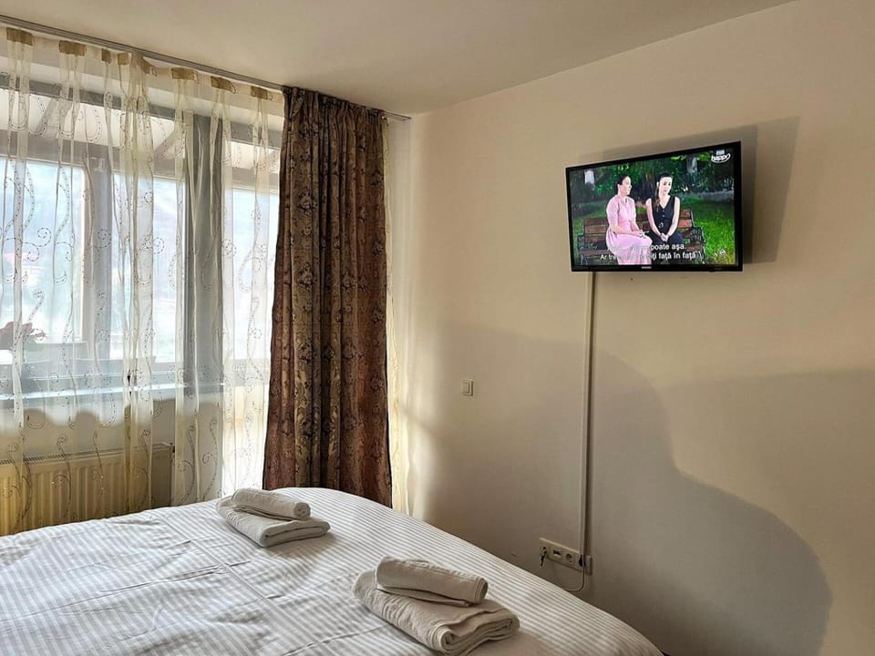 Bed, TV and multimedia, Photo of the whole room, Bedroom, towels