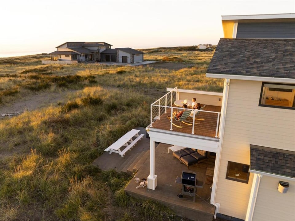Beachfront Modern with Hot Tub, Game Room, Sleeps 14 House in Washington