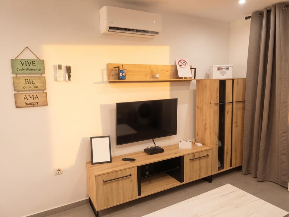 Communal lounge/ TV room, TV and multimedia, Photo of the whole room, Evening entertainment